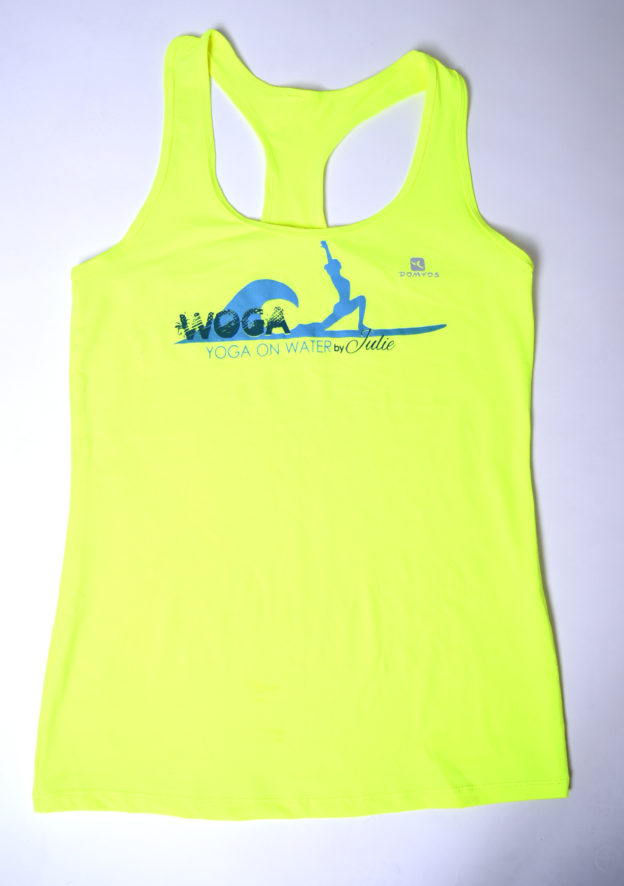 Instructor Shirt gelb mit dem WOGA Logo auf der Brust