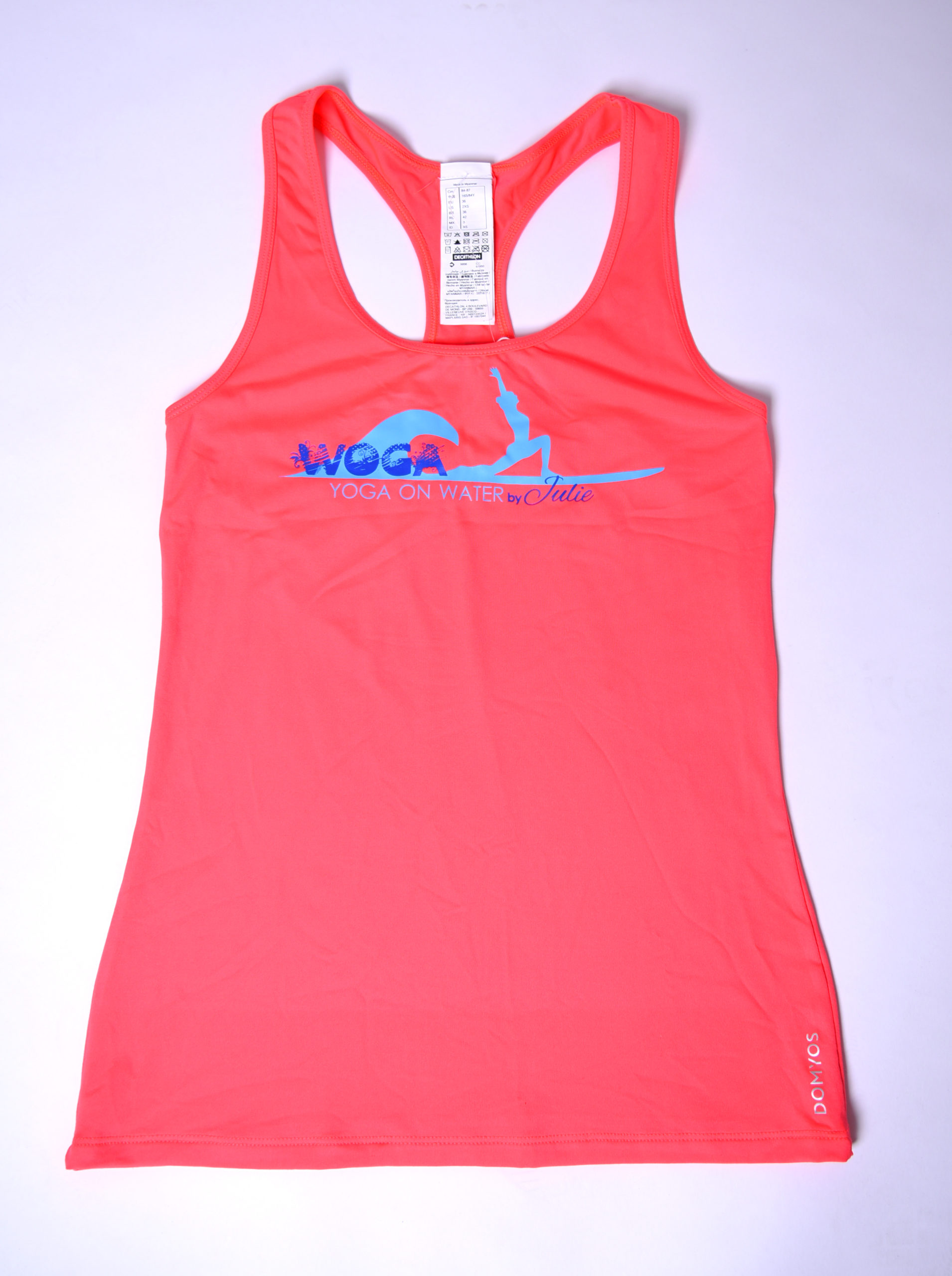 Instructor Shirt dunkel Pink mit dem WOGA Logo auf der Brust